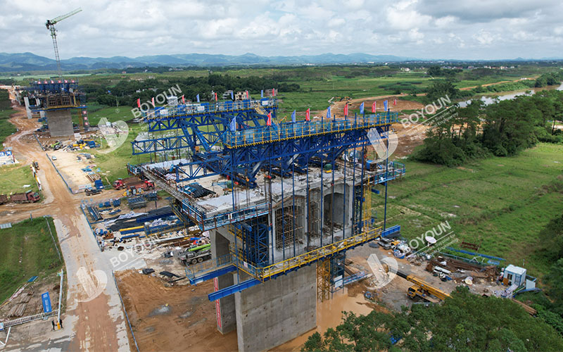 Pont de Qinjiang en Cantilever forme projet de voyageur