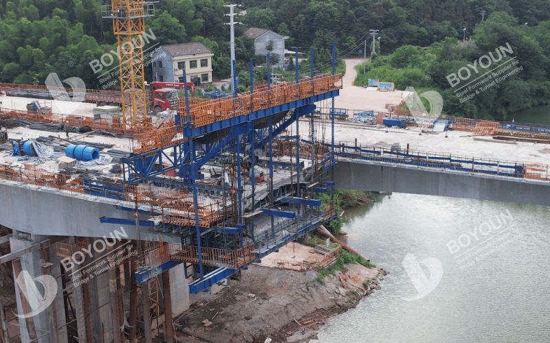 Projet voyageur en Cantilever pour le pont de l’autoroute de la rivière Lu à Lilou