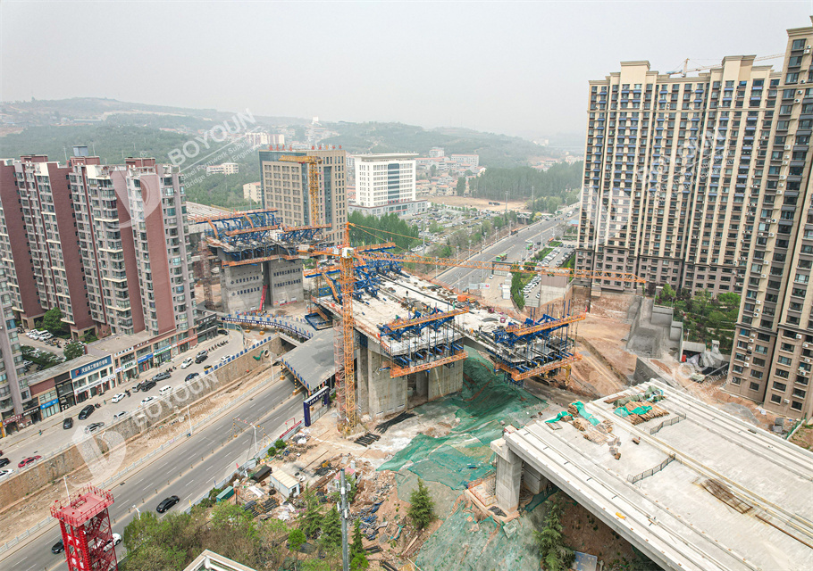 Voyageur en porte-à-faux avec une portée principale inférieure à 150 mètres