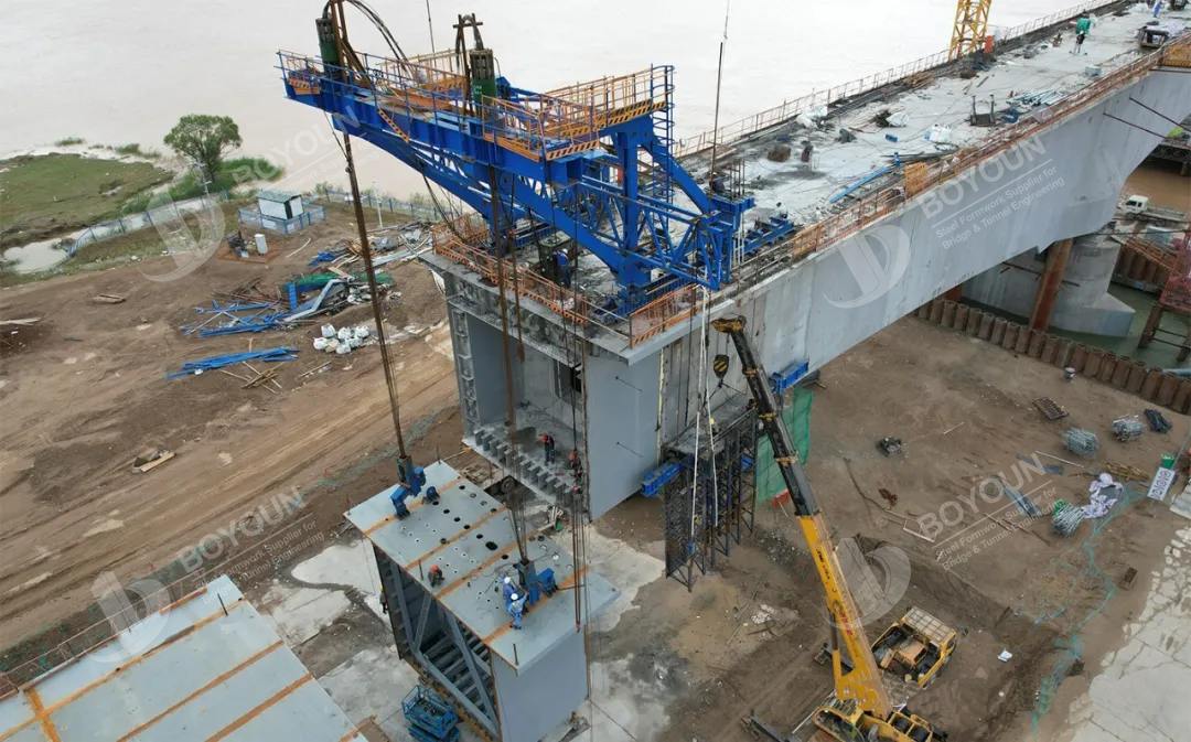 Comparaison entre poutres préfabriquées et poutres coulées en place dans l’ingénierie des ponts