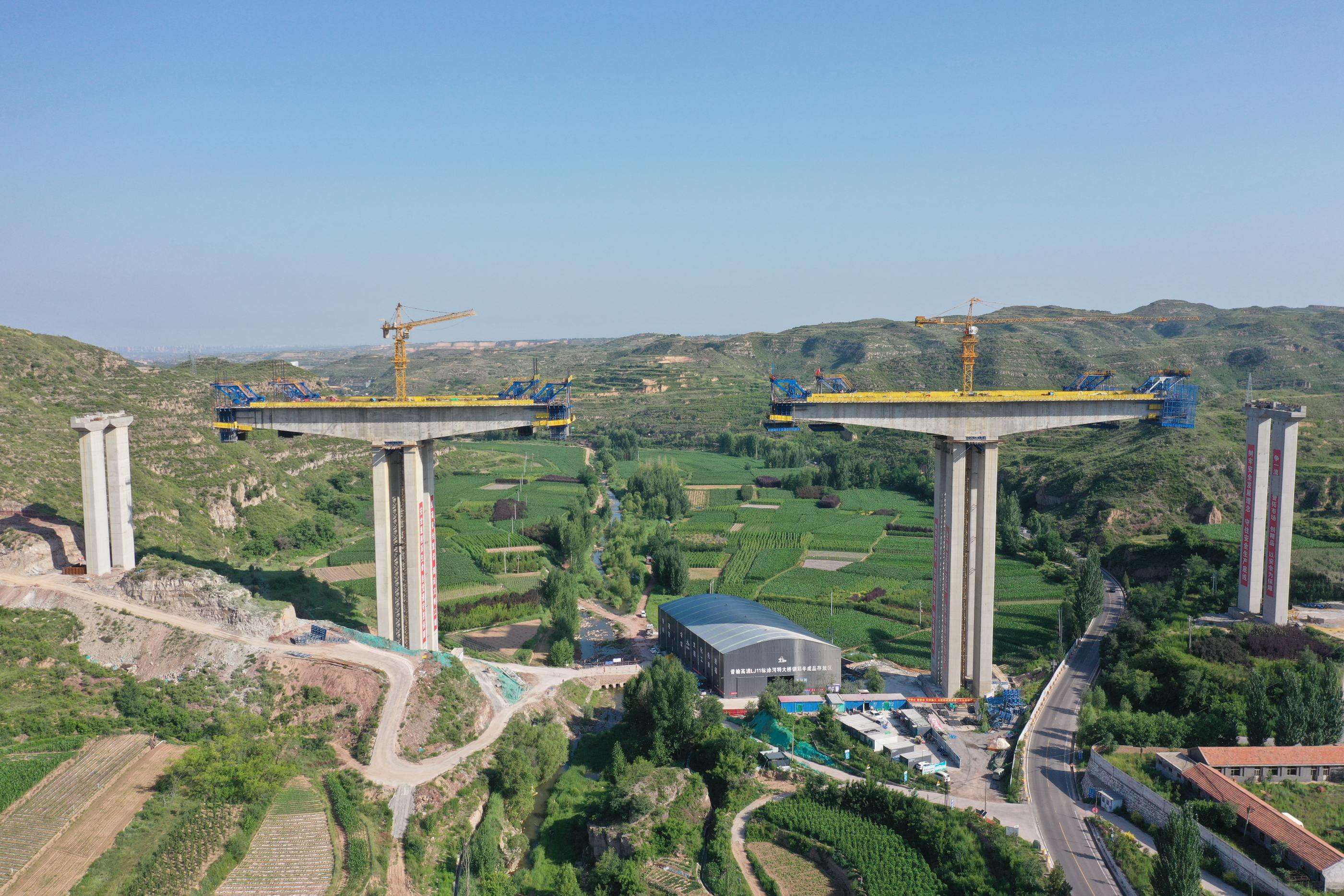 Construction en porte-à-faux de la Section de fermeture d’un pont continu à ossature rigide