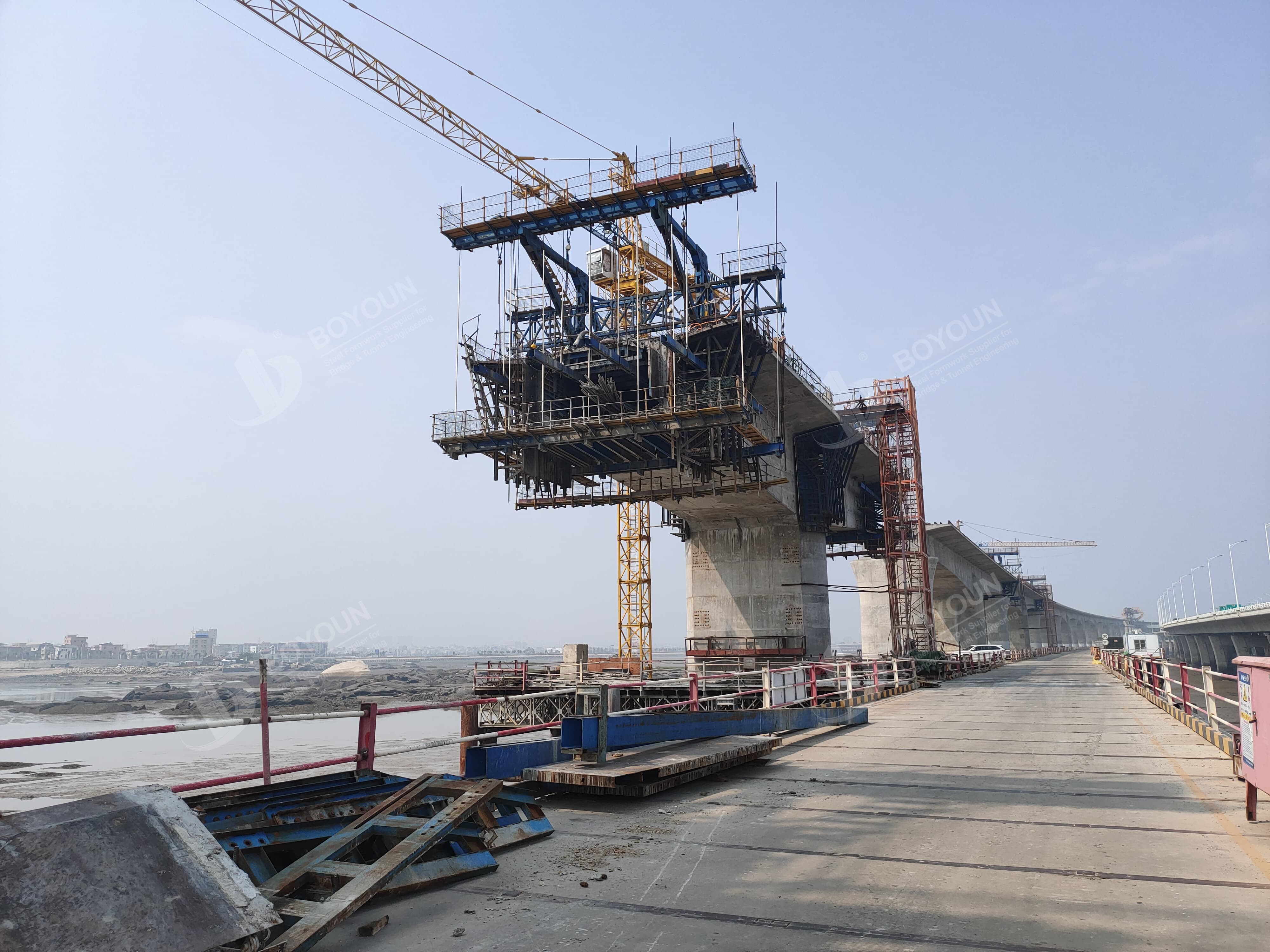 Construction d’un pont à poutres continues en béton précontraint par la méthode de coulée en Cantilever