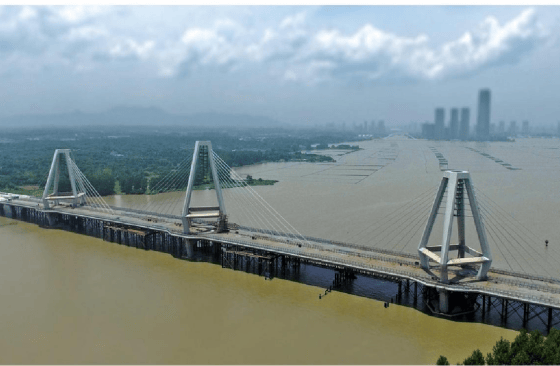 Pont à poutrelles en acier