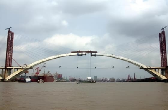 Pont en arc d’acier