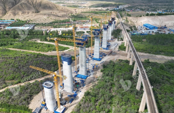 Comparaison de la jetée à mur mince simple et Double d’un pont à ossature rigide continue