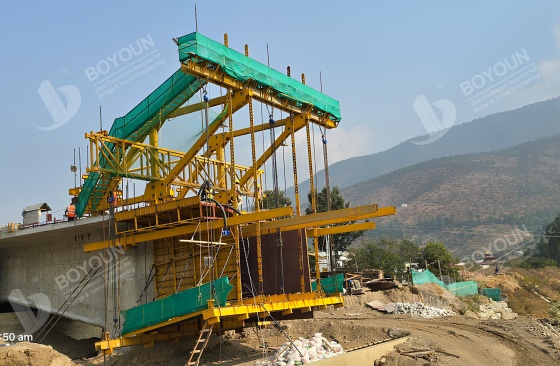 Contrôle linéaire dans la Construction de voyageur en porte-à-faux pour l’ingénierie de pont