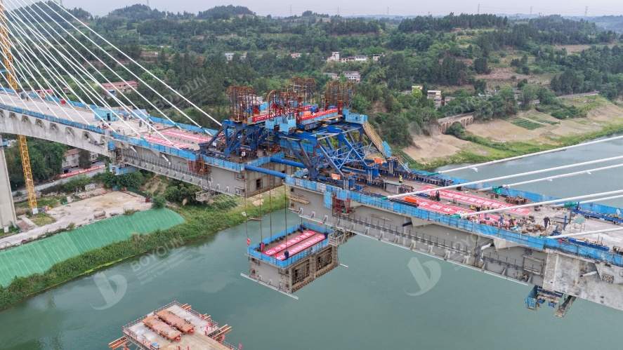Fermeture du méga pont de la ligne à grande vitesse Chengdu-Dazhou-Wanzhou sur la rivière Tuojiang
